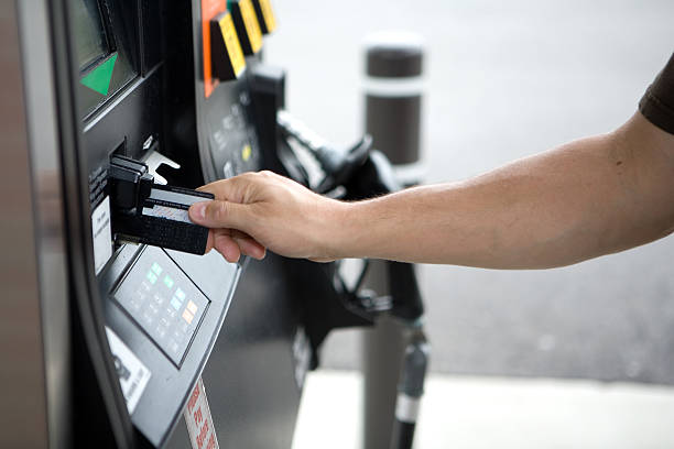 payer pour le carburant - pompe à essence photos et images de collection
