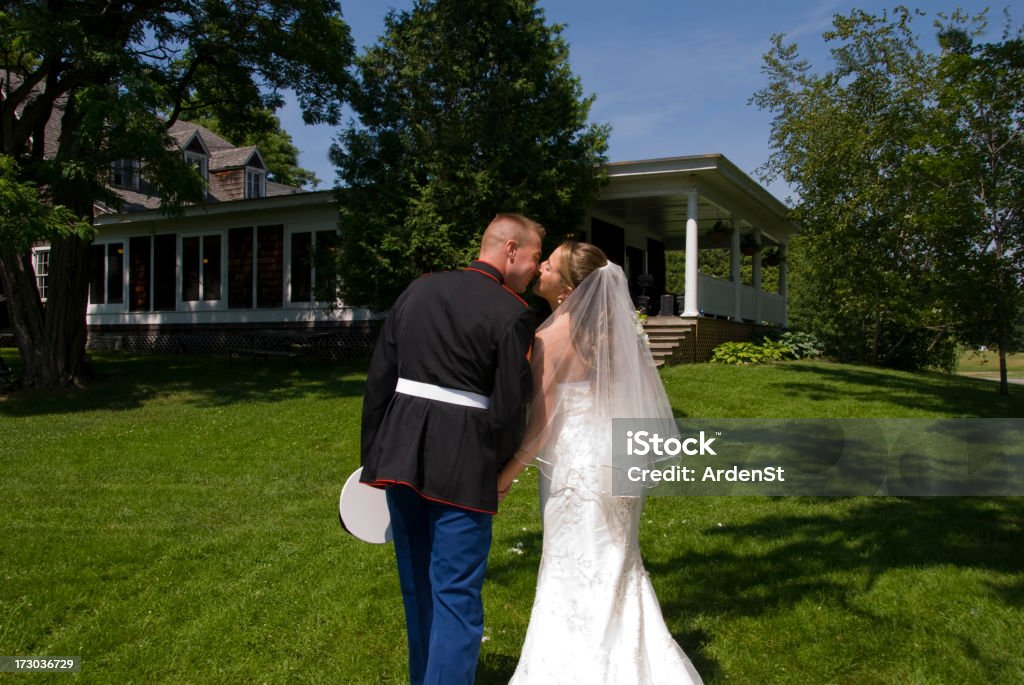 Mariée et le marié embrassant & après la cérémonie - Photo de Mariage libre de droits