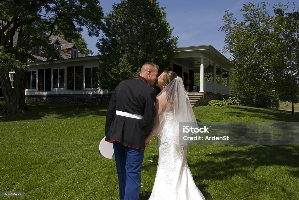 Sposa & lo sposo Baciare dopo la cerimonia - Foto stock royalty-free di Matrimonio