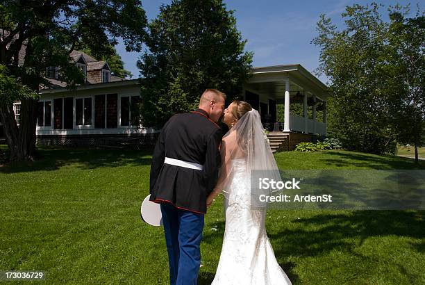 Sposa Lo Sposo Baciare Dopo La Cerimonia - Fotografie stock e altre immagini di Matrimonio - Matrimonio, Forze armate, Uniforme