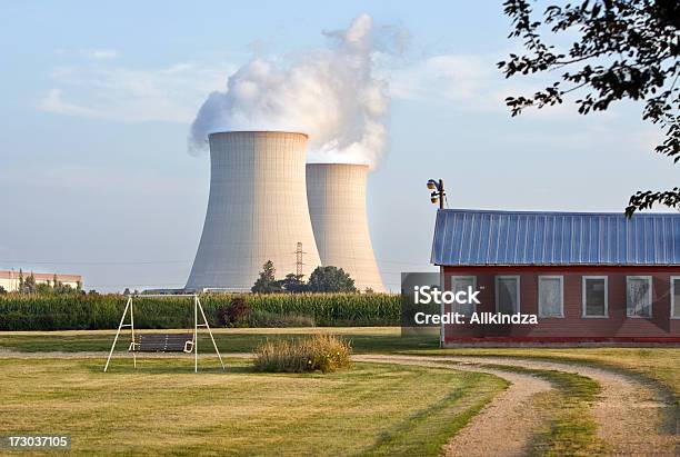 Nucleare Con Vista - Fotografie stock e altre immagini di Baracca - Struttura edile - Baracca - Struttura edile, Cavo - Componente elettrico, Cavo dell'alta tensione