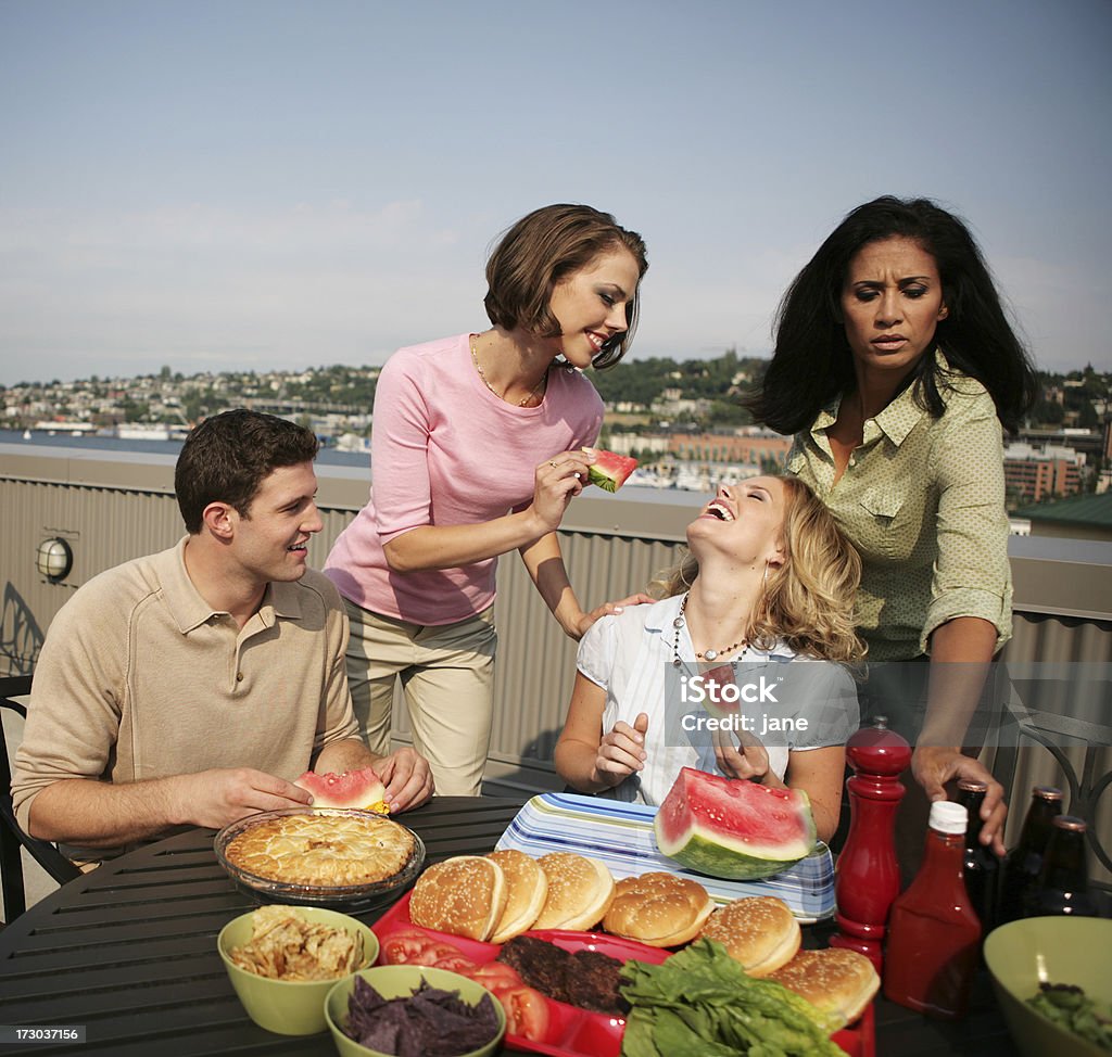 Barbecue sul tetto - Foto stock royalty-free di 20-24 anni