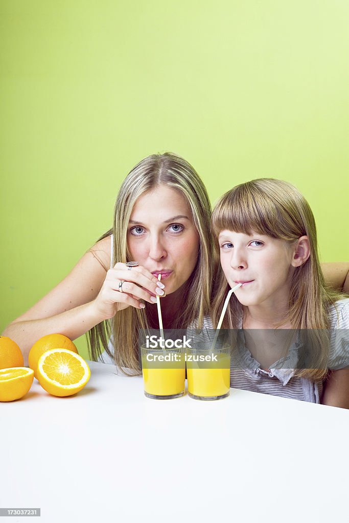Trinken Orangensaft zusammen - Lizenzfrei Alleinerzieherin Stock-Foto