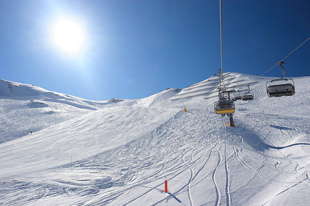 смотреть вверх на склоны - dolomites ski lift winter ski track стоковые фото и изобр�ажения