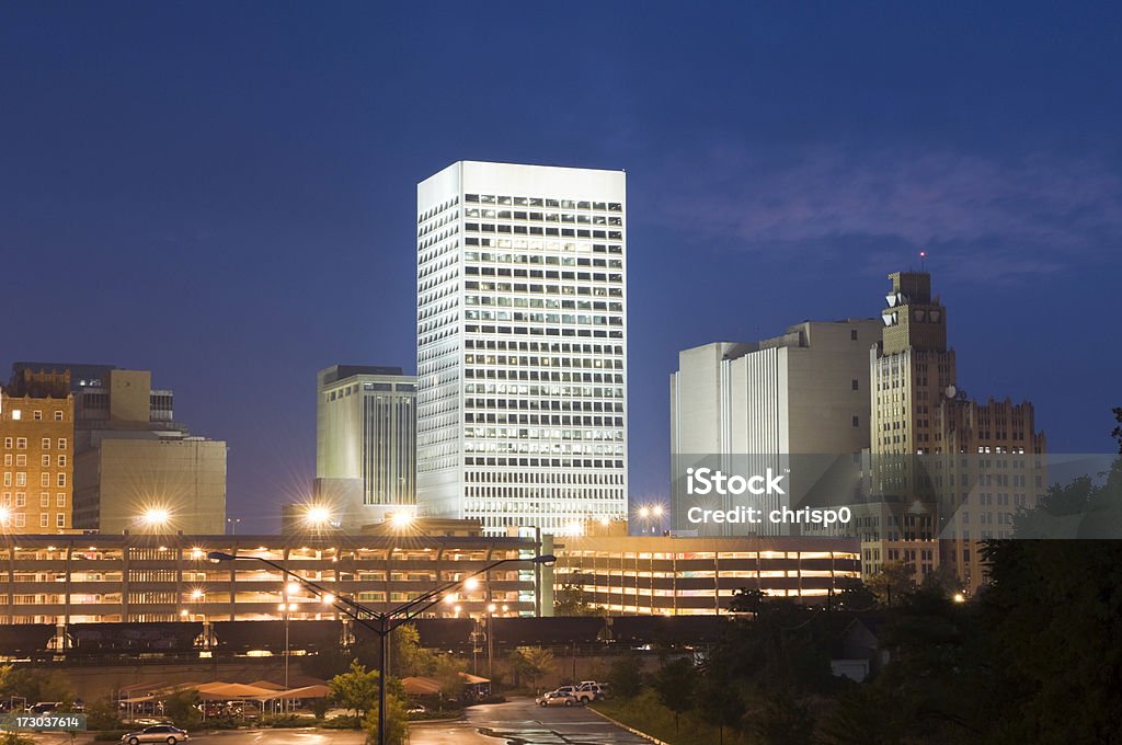 Centro de la ciudad de Oklahoma en el atardecer - Foto de stock de Noche libre de derechos