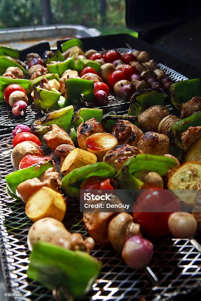 Verdure colorate e pollo alla griglia all'aperto - Foto stock royalty-free di Ambientazione esterna