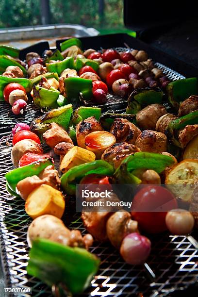 Verdure Colorate E Pollo Alla Griglia Allaperto - Fotografie stock e altre immagini di Ambientazione esterna - Ambientazione esterna, Carne di pollo, Cibi e bevande