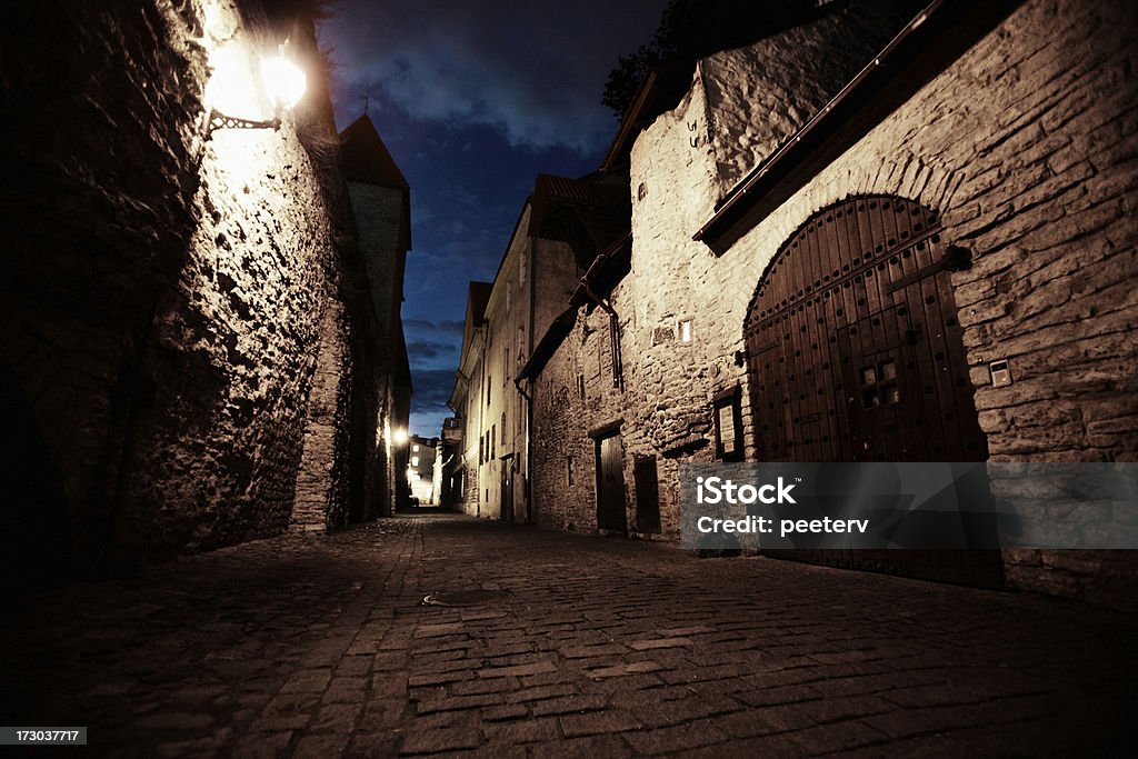 Escuro alley - Foto de stock de Antigo royalty-free