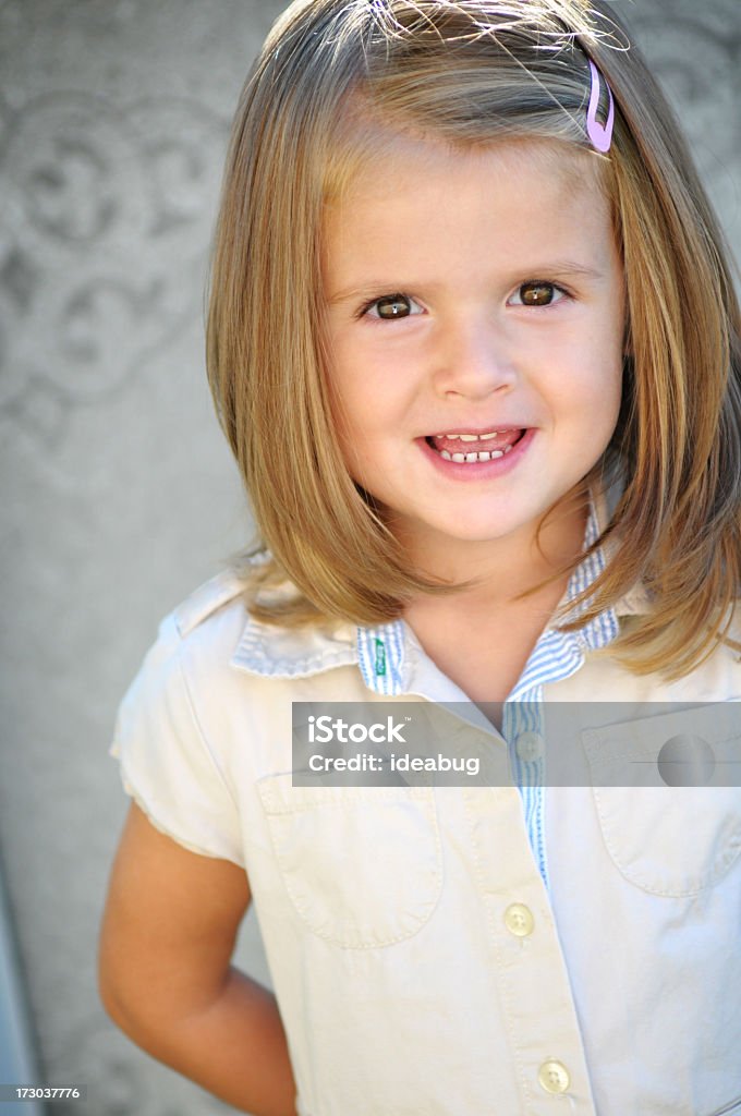 Bambina felice sorridente all'aperto - Foto stock royalty-free di 2-3 anni