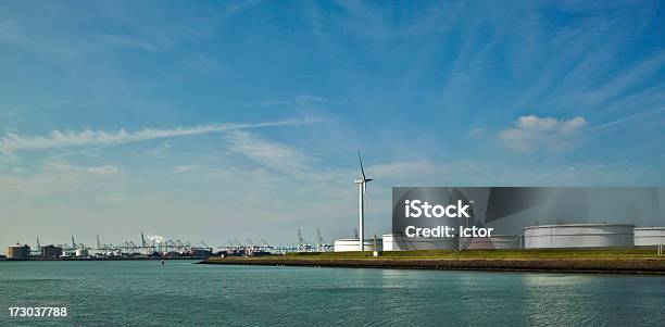 Scena Z Rotterdam Harbor - zdjęcia stockowe i więcej obrazów Turbina wiatrowa - Turbina wiatrowa, Zbiornik - Urządzenie przemysłowe, Benzyna