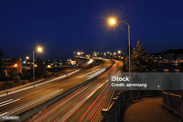 Tráfico En Autopista En Portland Foto de stock y más banco de imágenes de Calle - Calle, Calle principal - Calle, Ciudad