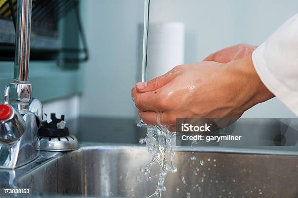 Photo libre de droit de Lavage À La Main banque d'images et plus d'images libres de droit de Industrie - Industrie, Lavabo et évier, Se laver les mains