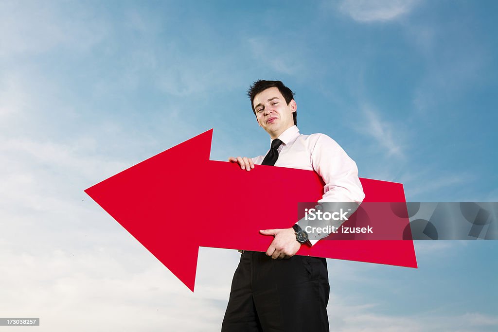 Jeune homme d'affaires avec big red arrow - Photo de Adulte libre de droits