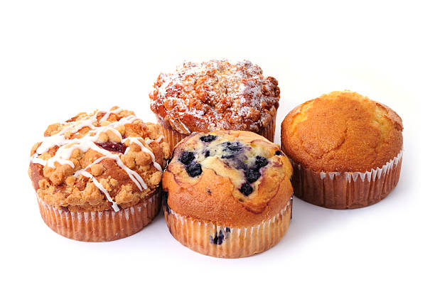 cuatro deliciosos muffins - muffin blueberry muffin cake pastry fotografías e imágenes de stock