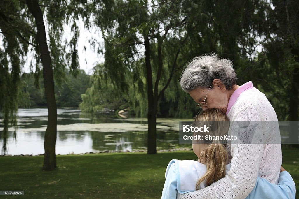 祖母と彼女の孫娘公園 - 子供のロイヤリティフリーストックフォト