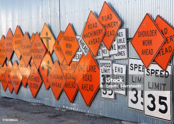 Straßenarbeiten Und Speed Limit Beschilderung Stockfoto und mehr Bilder von Baugewerbe - Baugewerbe, Fotografie, Geschwindigkeitsbegrenzung