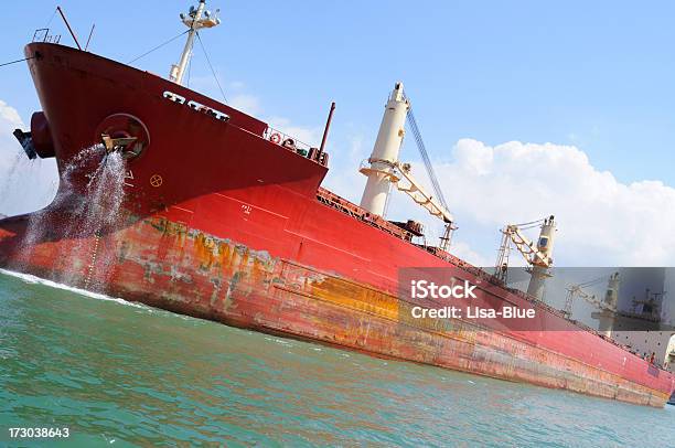 Navio De Carga No Porto De Introduzir - Fotografias de stock e mais imagens de Ancorado - Ancorado, Azul, Barcaça