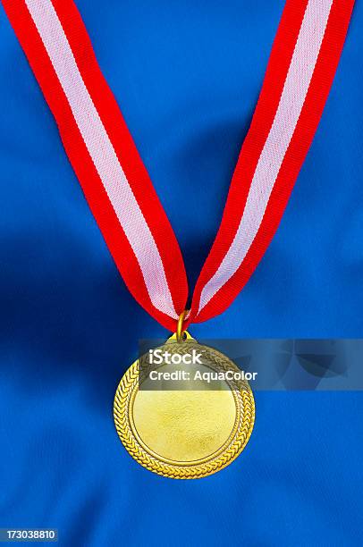 Золотая Медаль — стоковые фотографии и другие картинки Атласная ткань - Атласная ткань, Вертикальный, Выигрывать