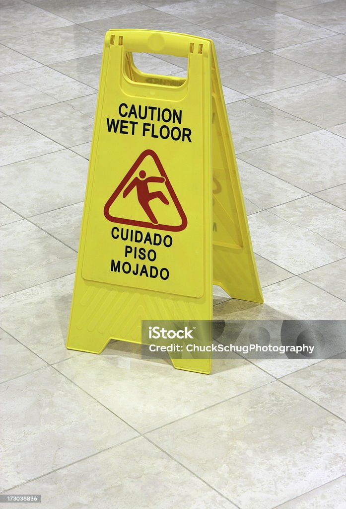 Wet Floor-Warnschild Englisch, Spanisch - Lizenzfrei Boden Stock-Foto