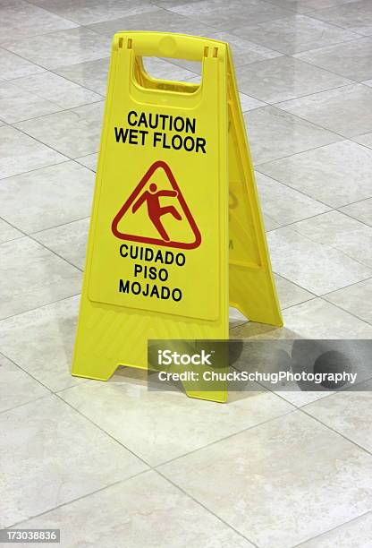 Wet Floorwarnschild Englisch Spanisch Stockfoto und mehr Bilder von Boden - Boden, Gefahr, Nass