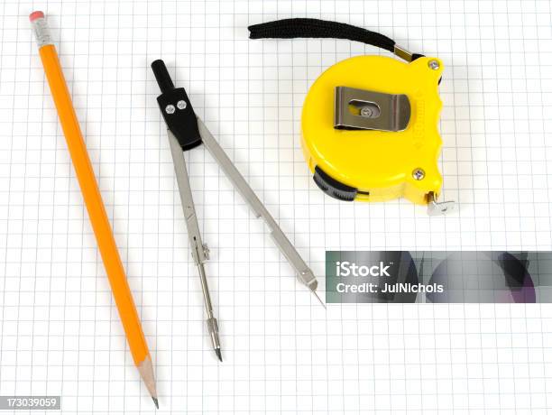 Compasso Su Un Grafico Cartaceo - Fotografie stock e altre immagini di Compasso - Compasso, Metro a nastro, Attrezzi da lavoro