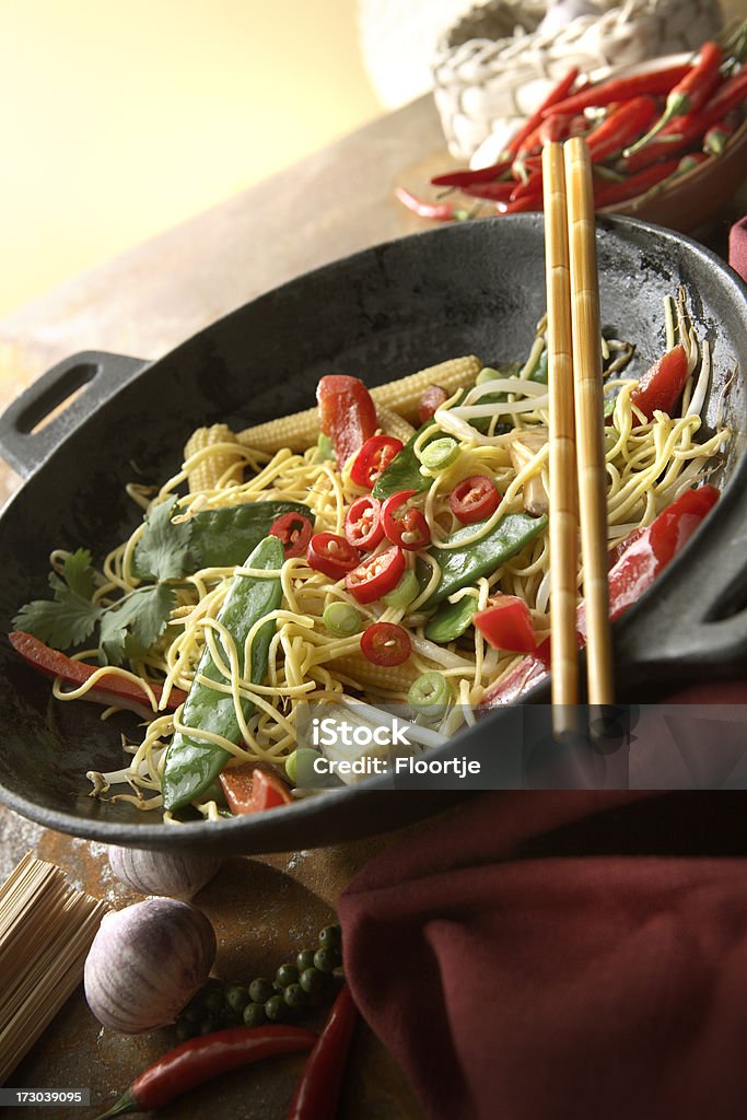 Азиатские изображений: Stir Fried Noodles овощи и - Стоковые фото Сковорода вок роялти-фри