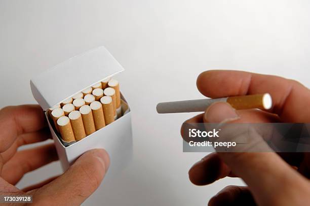 Cigarros Série - Fotografias de stock e mais imagens de Agarrar - Agarrar, Beleza, Caixa