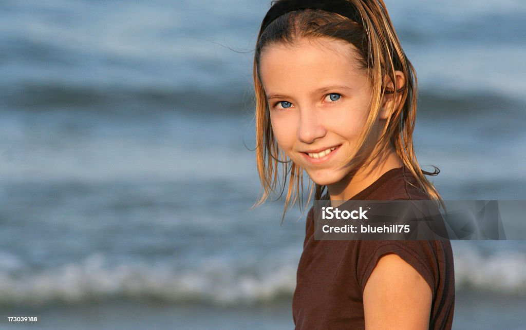 Bella ragazza sulla spiaggia - Foto stock royalty-free di Mare
