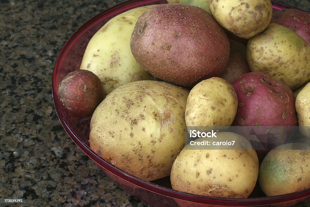 Pomme de terre dans le jardin - Photo de Blanc libre de droits