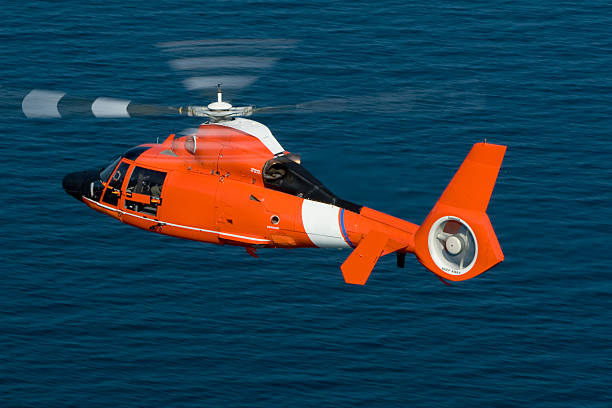 спасательная вертолёт - rescue helicopter coast guard protection стоковые фото и изображения