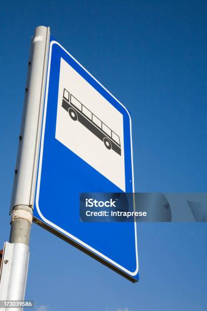 Photo libre de droit de Bus Stop Sur Le Ciel banque d'images et plus d'images libres de droit de Aluminium - Aluminium, Arrêt de bus, Bleu