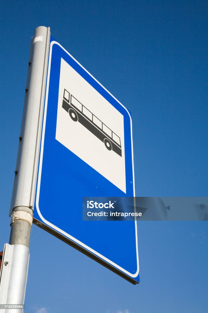 Fermata autobus sign-on-the-sky - Foto stock royalty-free di Alluminio