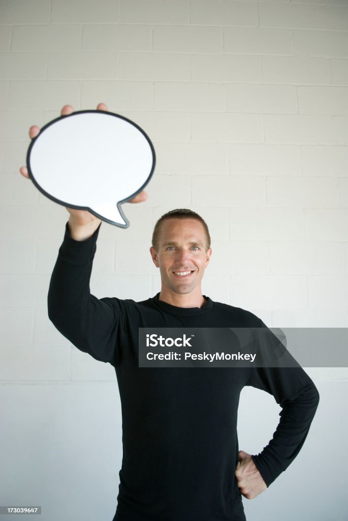 Sorridente segurando em branco discurso de pensamento em desenho animado - Royalty-free Balão de Fala Foto de stock