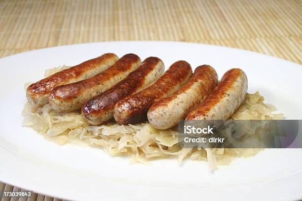 Foto de Nürnberger Rostbratwurst E Chucrute e mais fotos de stock de Acompanhamento - Acompanhamento, Almoço, Bratwurst