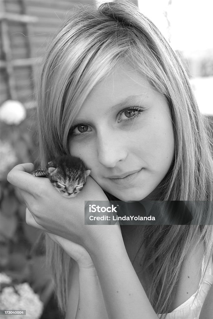 여자아이 및 고양이 새끼 - 로열티 프리 14-15 살 스톡 사진