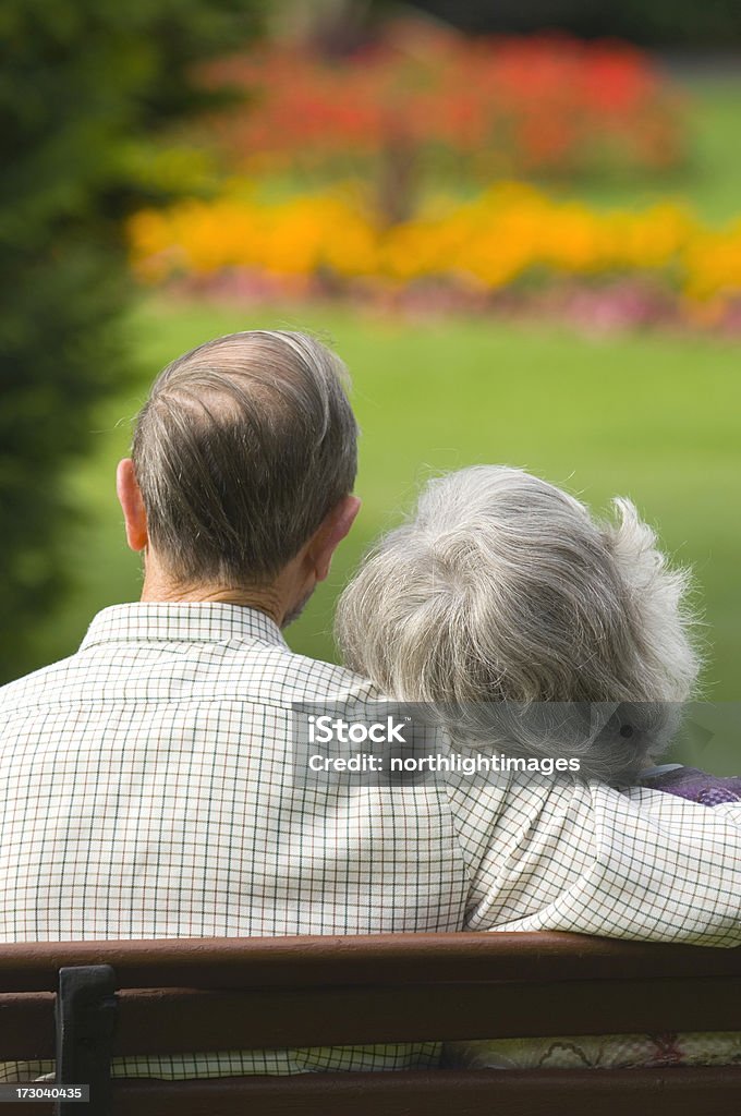 선임 couple in park - 로열티 프리 70-79세 스톡 사진