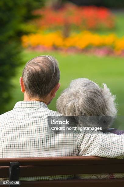 선임 Couple In Park 70-79세에 대한 스톡 사진 및 기타 이미지 - 70-79세, 공원, 공원 벤치