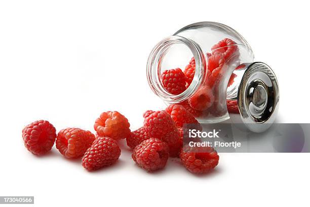 Raspberries En El Recipiente Foto de stock y más banco de imágenes de Frambuesa - Frambuesa, Alimento, Baya
