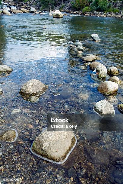 Cálculos En Un Hermoso Noruego Apacible Río En Verano Foto de stock y más banco de imágenes de Abstracto