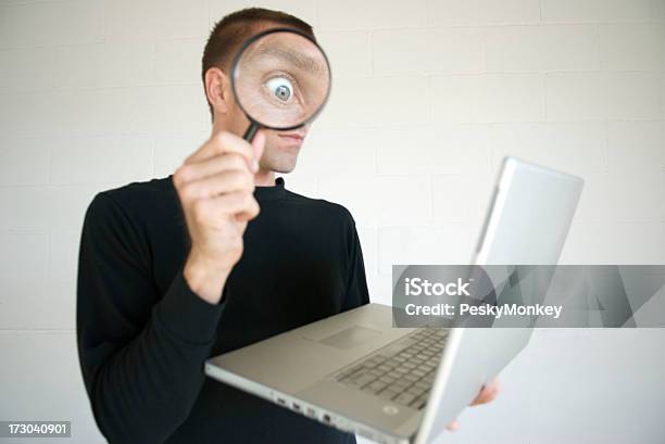 Snooping Computer Spia Sorpreso Occhio Con Lente Dingrandimento Con Laptop - Fotografie stock e altre immagini di Humour