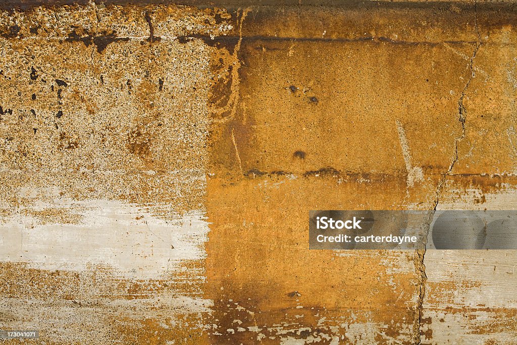 Отдыхая возле залитого солнцем Заржавленный Бетонная стена - Стоковые фото Абстрактный роялти-фри