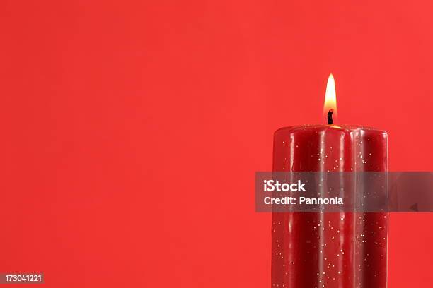 Vela Sobre Rojo Foto de stock y más banco de imágenes de Celebración - Acontecimiento - Celebración - Acontecimiento, Color - Tipo de imagen, Espacio en blanco