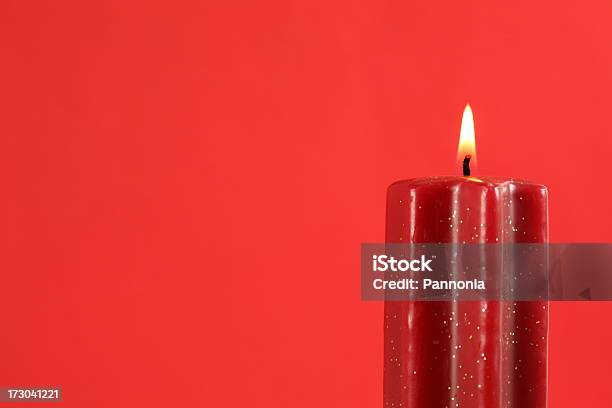 Świeca Na Czerwonym - zdjęcia stockowe i więcej obrazów Barwne tło - Barwne tło, Bez ludzi, Boże Narodzenie