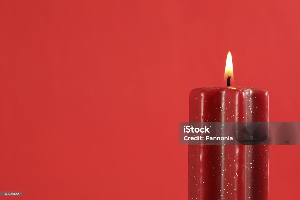 Vela sobre vermelho - Foto de stock de Chama royalty-free