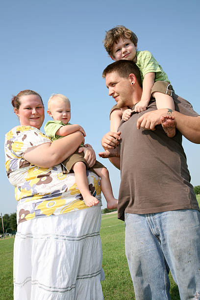 симпатичная семья на парк - babies and children cheerful low angle view vertical стоковые фото и изображения