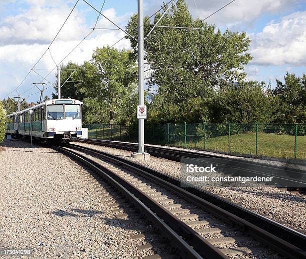 Foto de Moderno De Transporte De Metrô De Superfície De Trem E Faixas e mais fotos de stock de A caminho