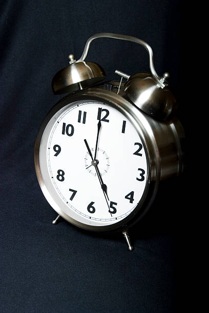 old-fashioned icónico alarme relógio-cinco - minute hand number 10 clock hand number 11 imagens e fotografias de stock