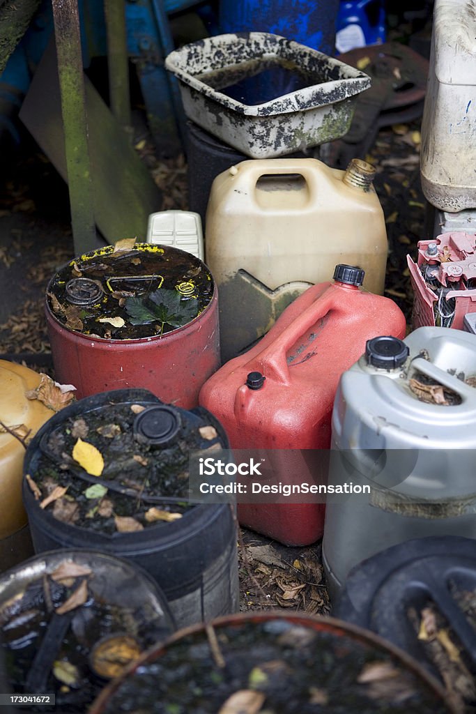 Plastica di olio e benzina tamburi - Foto stock royalty-free di Acqua