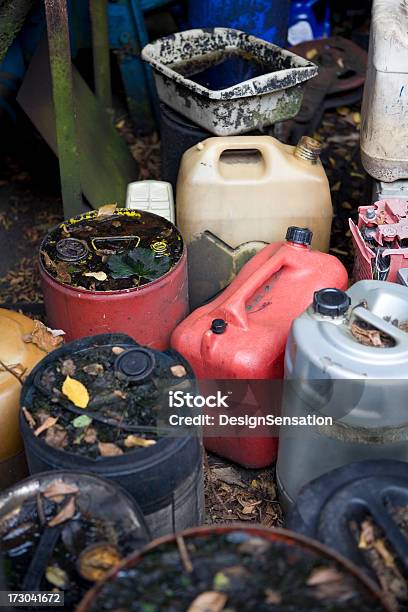 Plastica Di Olio E Benzina Tamburi - Fotografie stock e altre immagini di Acqua - Acqua, Petrolio, Ambiente