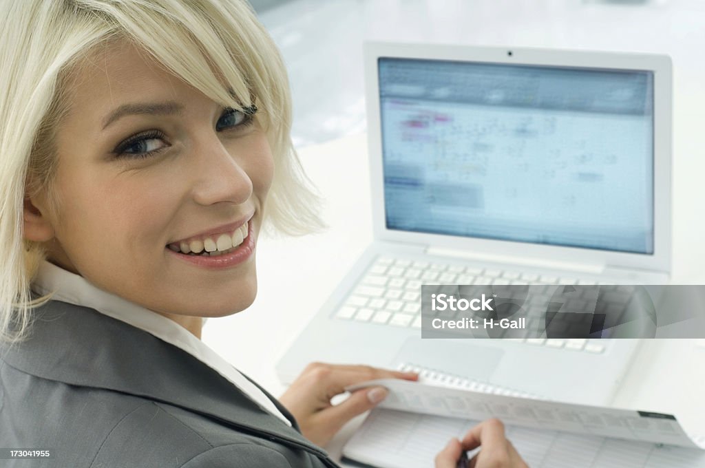 Mujer con ordenador portátil - Foto de stock de 20 a 29 años libre de derechos